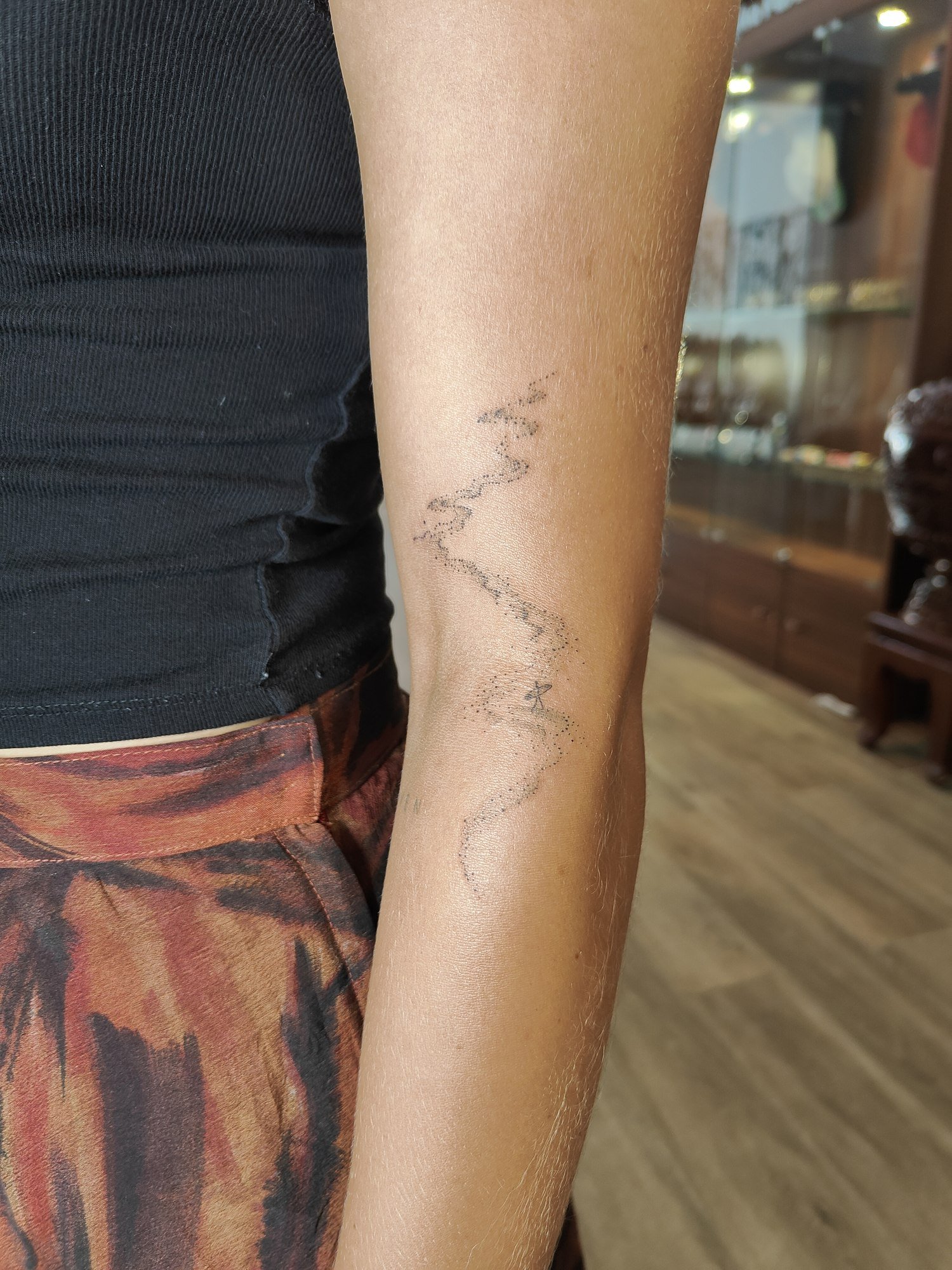 A delicate elongated ornamental design on the arm. Tattoo by Edboi