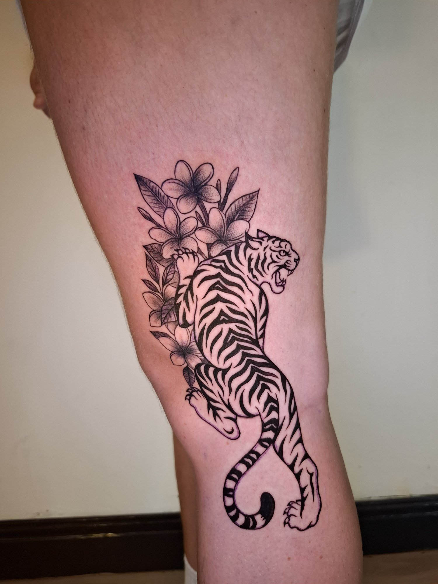 Tiger & flowers. Tattoo by Leak